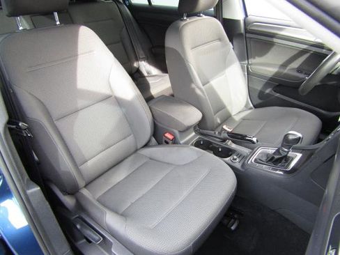 Used 2018 Volkswagen Golf S image 8