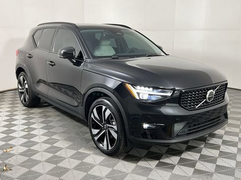 Used 2024 Volvo XC40 B5 Ultimate w/ Protection Package Premier image 2