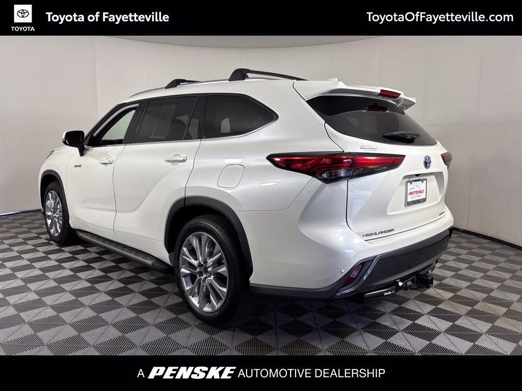 Used 2021 Toyota Highlander Limited FWD image 3
