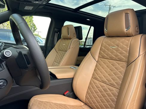 Used 2024 Cadillac Escalade Sport w/ LPO, ONYX Package image 6