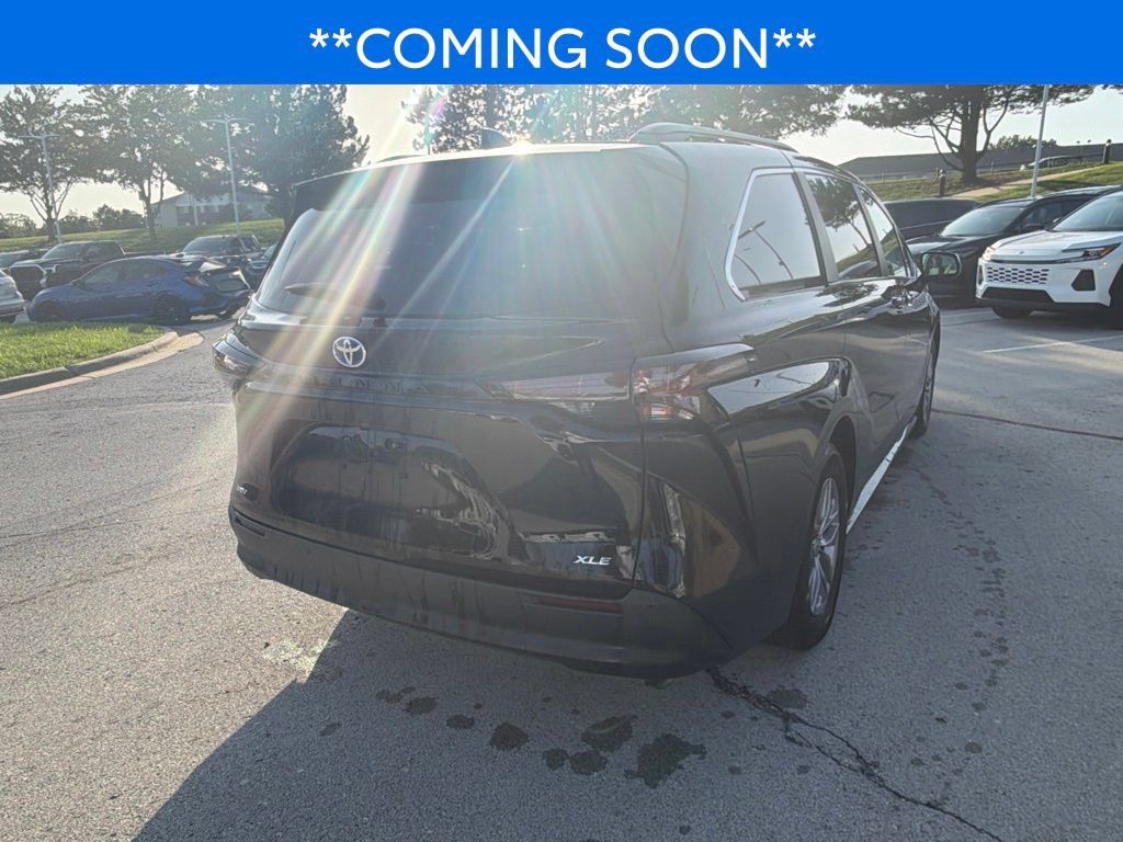 Used 2025 Toyota Sienna XLE FWD image 7