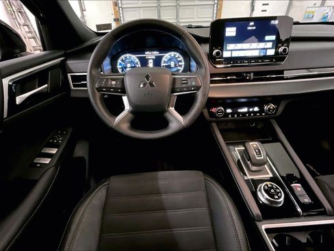 Used 2023 Mitsubishi Outlander SE Black Edition image 5