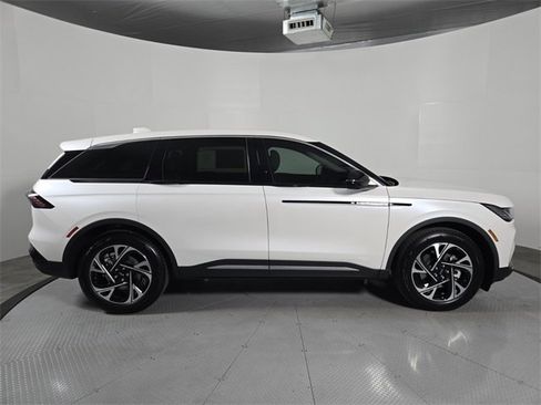 New 2026 Lincoln Nautilus Premier image 3