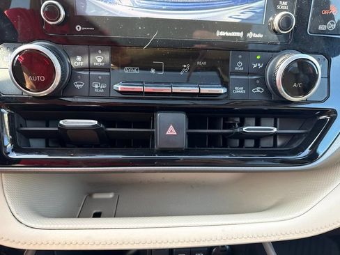 Used 2021 Toyota Highlander XLE AWD/4WD image 31