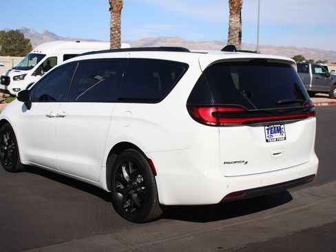 Used 2023 Chrysler Pacifica Touring-L w/ Uconnect Theater Family Group FWD image 5