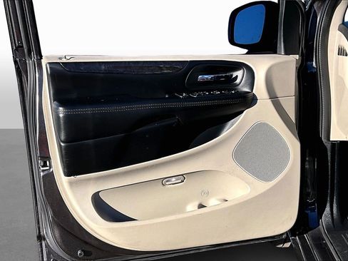 Used 2018 Dodge Grand Caravan SE w/ UConnect Hands-Free Group image 16