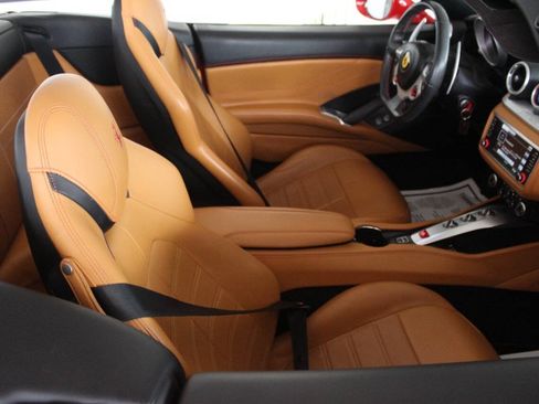 Used 2016 Ferrari California T RWD image 22