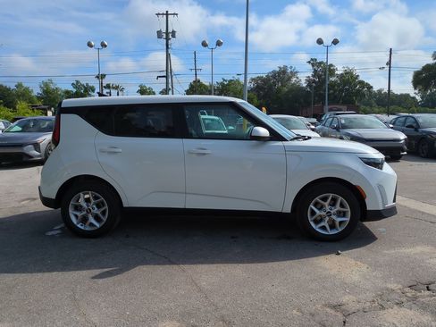 Used 2025 Kia Soul LX w/ LX Technology Package FWD image 4