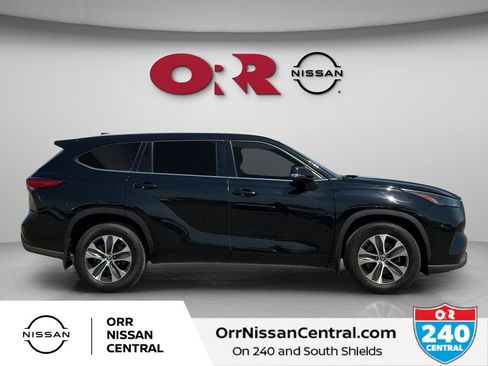 Used 2022 Toyota Highlander XLE AWD/4WD image 4