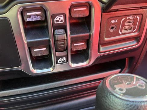 Used 2020 Jeep Wrangler Unlimited Sahara AWD/4WD image 30