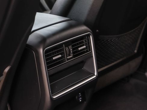 Used 2021 Porsche Cayenne w/ Driver Memory Package image 17