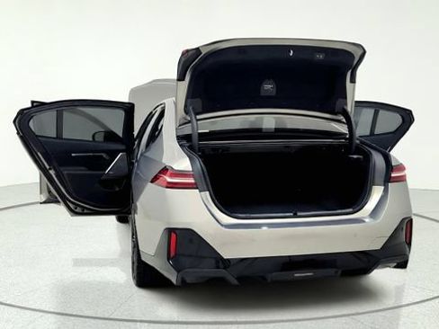 Used 2026 BMW i5 eDrive40 w/ M Sport Package RWD image 17