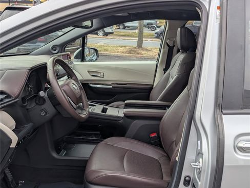 Used 2024 Toyota Sienna Platinum image 17