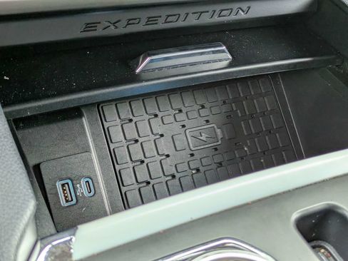 Used 2024 Ford Expedition XLT RWD image 24