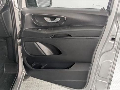 Used 2016 Mercedes-Benz Metris Passenger w/ Premium Appearance Package image 21