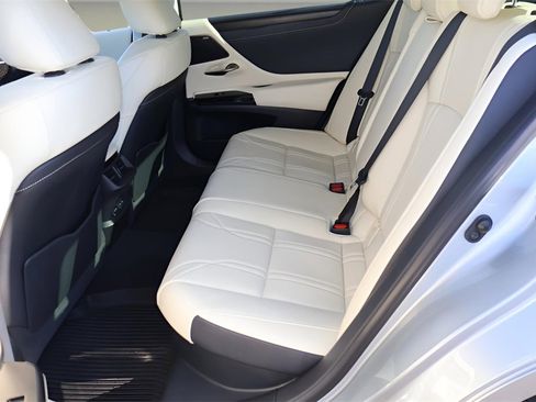 Used 2022 Lexus ES 300h w/ Luxury Package image 14