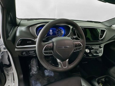 Certified 2025 Chrysler Pacifica Select image 18