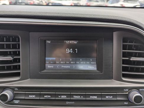 Used 2019 Hyundai Elantra SE image 19