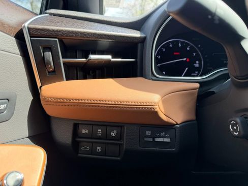 Used 2019 Toyota Avalon Limited FWD image 28