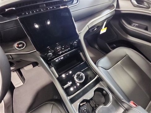 New 2025 Jeep Grand Cherokee Limited image 11