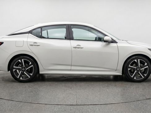 Used 2025 Nissan Sentra SV FWD image 11