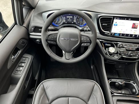 New 2026 Chrysler Pacifica Limited w/ Uconnect Theater Family Group FWD image 16