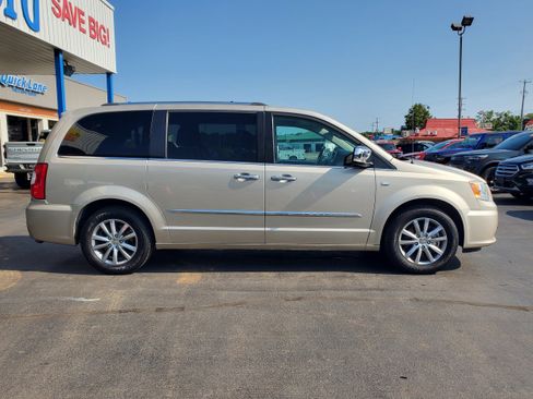 Used 2014 Chrysler Town & Country Touring-L FWD image 5