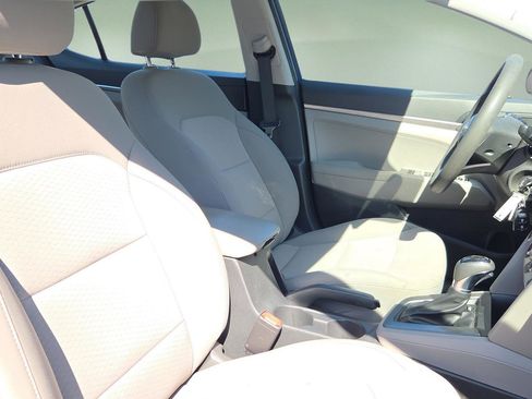 Used 2019 Hyundai Elantra SE image 16