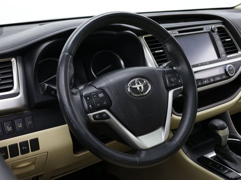 Used 2016 Toyota Highlander Limited w/ Driver Technology Package FWD image 11