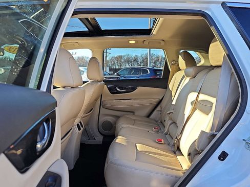 Used 2019 Nissan Rogue SL w/ Premium Package image 10