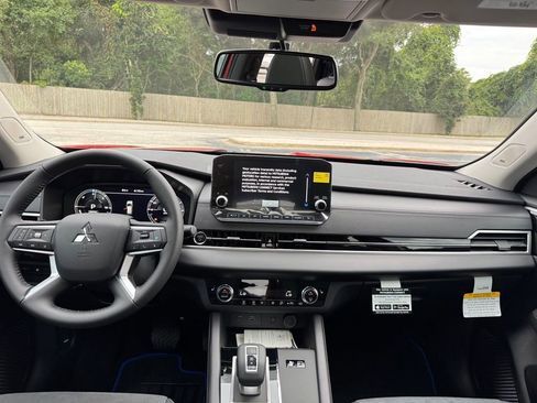 New 2025 Mitsubishi Outlander SE image 23