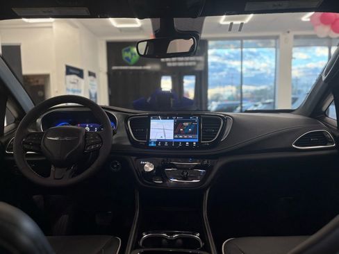 Used 2026 Chrysler Pacifica Limited w/ S Appearance Package image 17