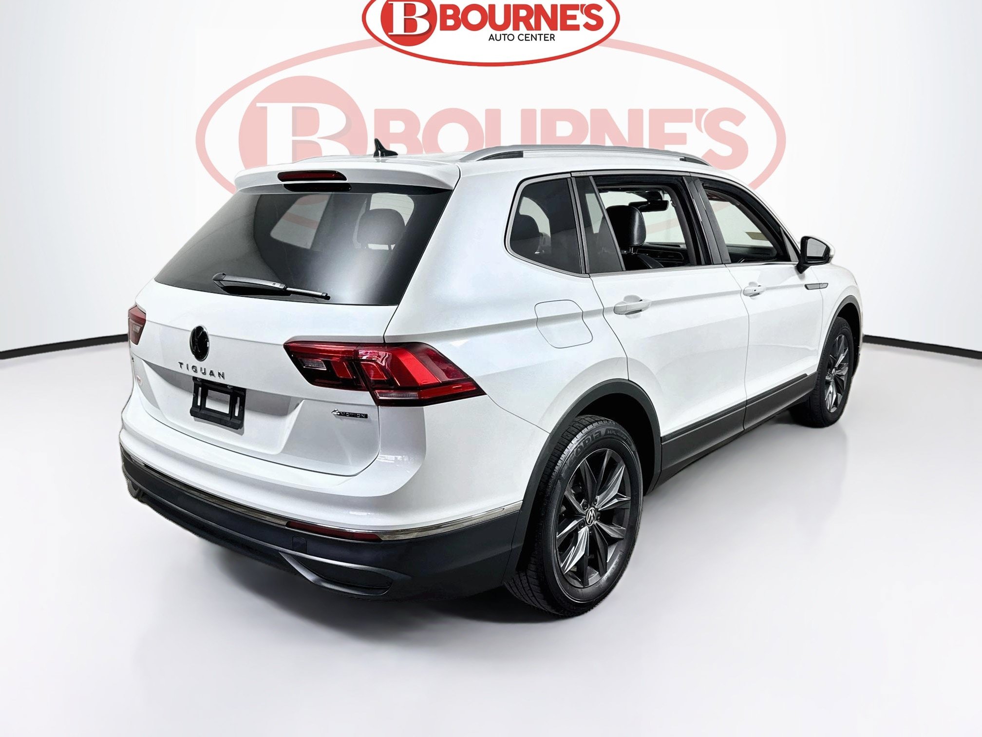 Used 2023 Volkswagen Tiguan SE AWD/4WD image 9