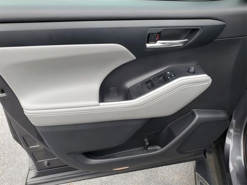 Used 2023 Toyota Highlander XLE image 17