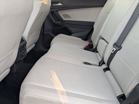 Used 2019 Volkswagen Tiguan SE w/ Panoramic Sunroof Package image 16