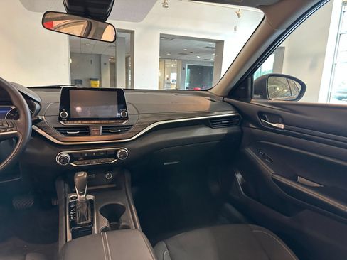 Used 2025 Nissan Altima 2.5 SV FWD image 29