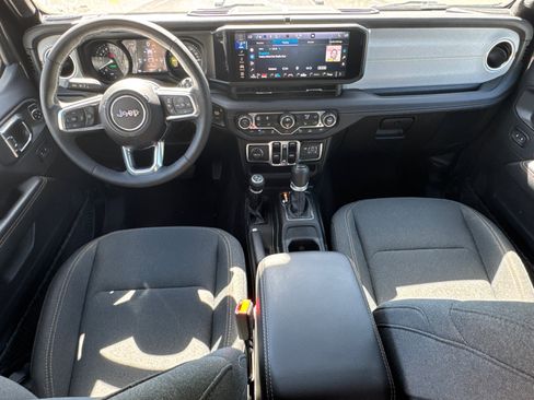 Used 2025 Jeep Wrangler Unlimited Sahara w/ Safety Group AWD/4WD image 25