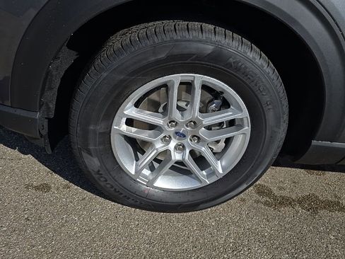 New 2026 Ford Explorer Active RWD image 9
