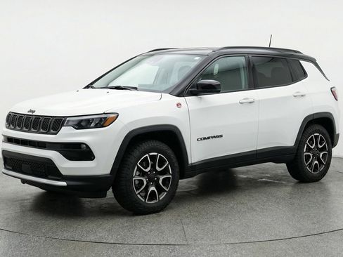 Used 2025 Jeep Compass Trailhawk image 3