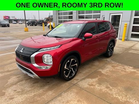 Used 2023 Mitsubishi Outlander SE image 1