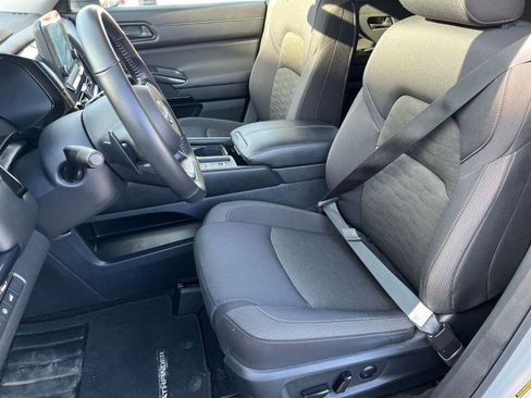 Used 2025 Nissan Pathfinder SV image 38