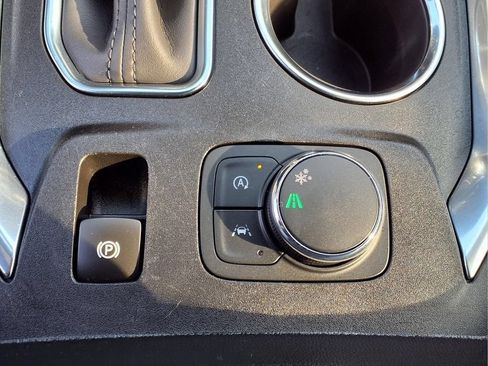 Used 2023 Chevrolet Traverse Premier FWD image 15