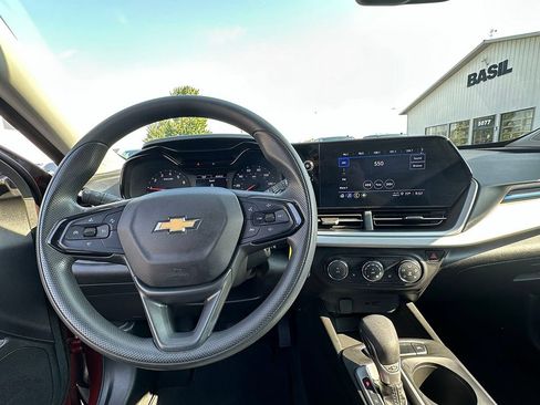 Used 2024 Chevrolet Trax LS w/ LS Convenience Package FWD image 33