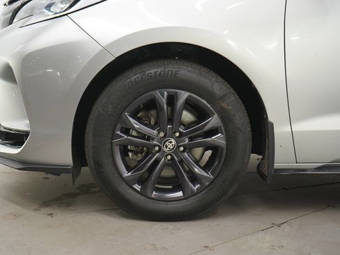 Used 2025 Toyota Sienna XSE AWD/4WD image 31