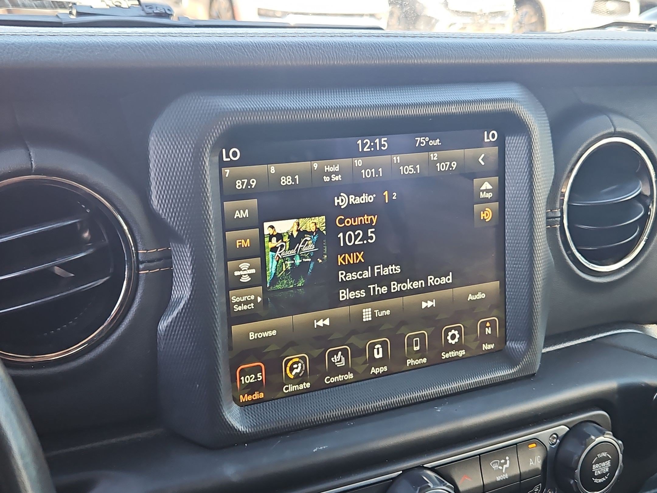 Used 2023 Jeep Wrangler Unlimited Sahara AWD/4WD image 19