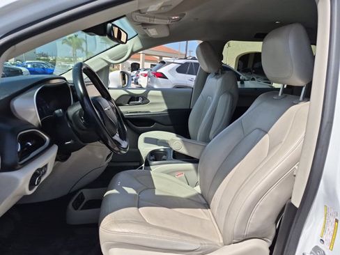 Used 2021 Chrysler Pacifica Touring-L FWD image 15