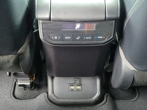 Used 2021 Toyota Highlander XLE FWD image 13
