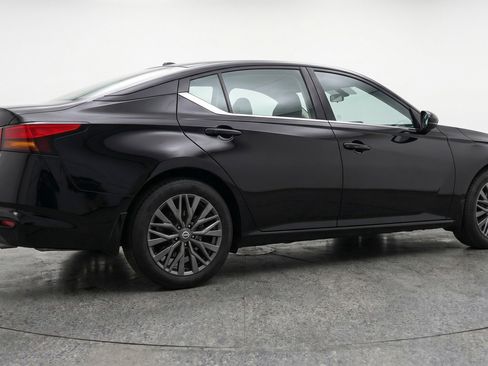 Used 2025 Nissan Altima 2.5 SV FWD image 9