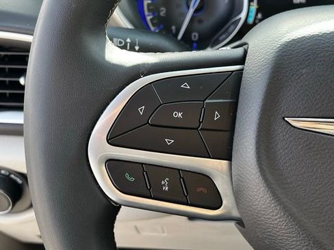 Used 2024 Chrysler Pacifica Touring-L image 20