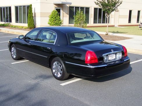 Used 2003 Lincoln Town Car Cartier L image 4
